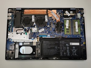 Langkah 2 — Lepaskan Casing Bawah