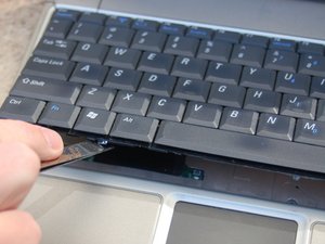 Langkah 2 — Buka dan Lepaskan Keyboard
