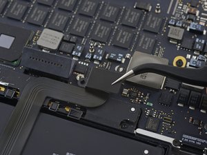 Langkah 1 — Menghilangkan Penutup Kabel Touchpad