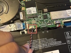 Langkah 5 — Memutuskan kabel speaker