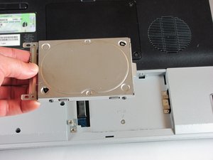 Langkah 6 — Lepaskan Shield dan Siapkan Hard Drive Baru