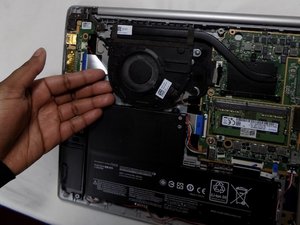 Langkah 5 — Mengangkat Kipas dari Laptop