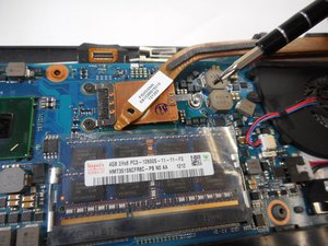 Langkah 4 — Menghilangkan Sekrup Heat Sink