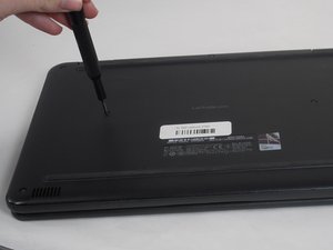 Langkah 1 — Matikan Laptop dan Lepaskan Screws Bawah