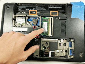 Langkah 3 — Lepaskan Sekrup dan Kait Keyboard