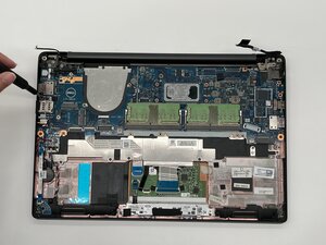 Langkah 10 — Lepaskan Sekrup Motherboard