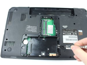 Langkah 3 — Mengeluarkan Screws dan Panel Disk