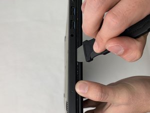 Langkah 2 — Membuka Casing Belakang Laptop