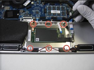 Langkah 4 — Mengambil Sekrup Trackpad