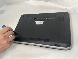 Langkah 1 — Mengakses Panel Bawah Laptop