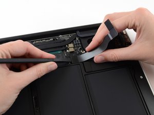 Langkah 3 — Lepaskan Kabel I/O Board