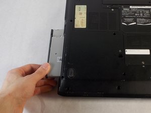 Langkah 3 — Angkat dan Ganti Optical Drive