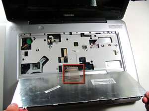 Langkah 3 — Lepaskan Keyboard dari Laptop