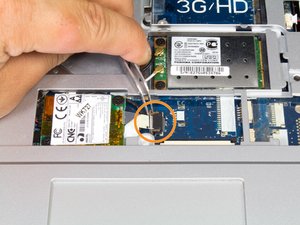 Langkah 9 — Lepaskan Kabel Pita di Tengah Bawah