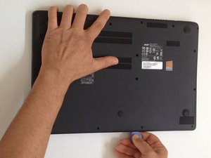 Langkah 3 — Lepaskan Tutup Bawah Laptop