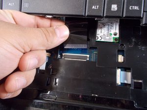 Langkah 4 — Lepaskan Kabel Keyboard