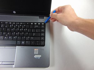Langkah 5 — Lepaskan Motherboard