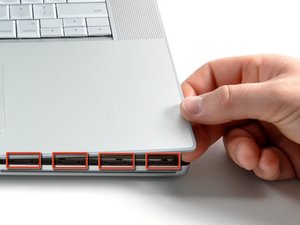 Langkah 6 — Mengangkat Casing Laptop