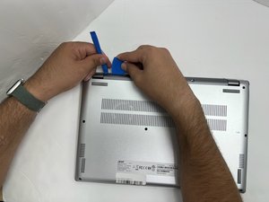 Langkah 2 — Mengangkat bagian bawah laptop
