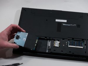 Langkah 4 — Angkat dan Ganti Hard Drive