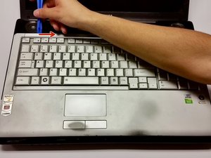 Langkah 1 — Buka Panel Keyboard dengan Alat Pembuka