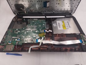 Langkah 6 — Angkat Panel Depan dan Simpan Keyboard