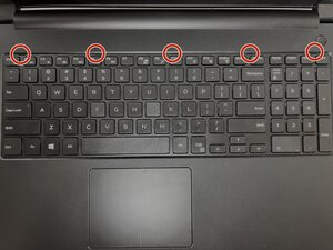 Langkah 3 — Lepaskan Keyboard dari Sisi Atas