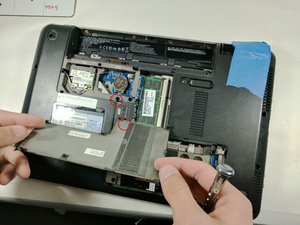 Langkah 2 — Lepaskan Tutup Hardware dan Hard Drive