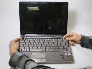 Langkah 5 — Lepaskan Sekrup dan Angkat Keyboard