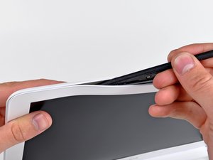 Langkah 2 — Mengangkat Bezel Depan dari Sisi Atas