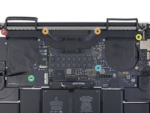 Langkah 4 — Menghilangkan Sekrup Penjepit Mainboard