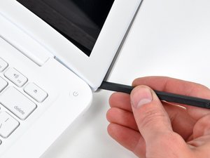 Langkah 4 — Lepaskan Bezel Layar di Area Clutch Hinges