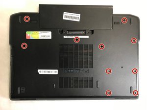 Langkah 1 — Mengakses Panel Bawah Laptop
