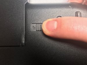 Langkah 1 — Mengakses Bagian Bawah Laptop