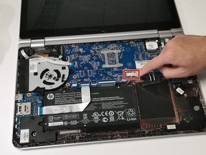 Langkah 2 — Putuskan Semua Kabel yang Terhubung ke Motherboard