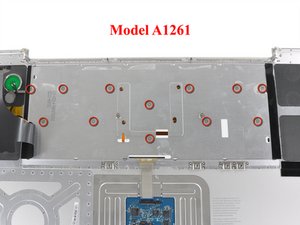 Langkah 9 — Lepaskan Sekrup Keyboard