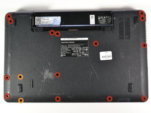 Langkah 1 — Membuka Tutup Bawah Laptop
