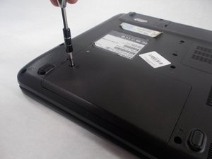 Langkah 2 — Lepaskan Screws yang Mengunci Panel Belakang