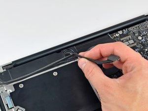 Langkah 3 — Mengarahkan Kabel Kamera