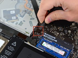 Langkah 3 — Melepaskan Konektor Optical Drive