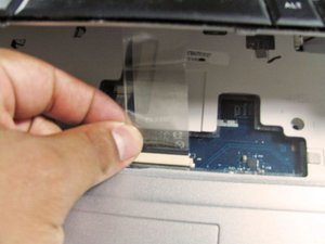 Langkah 4 — Lepaskan Kabel Ribbon Keyboard