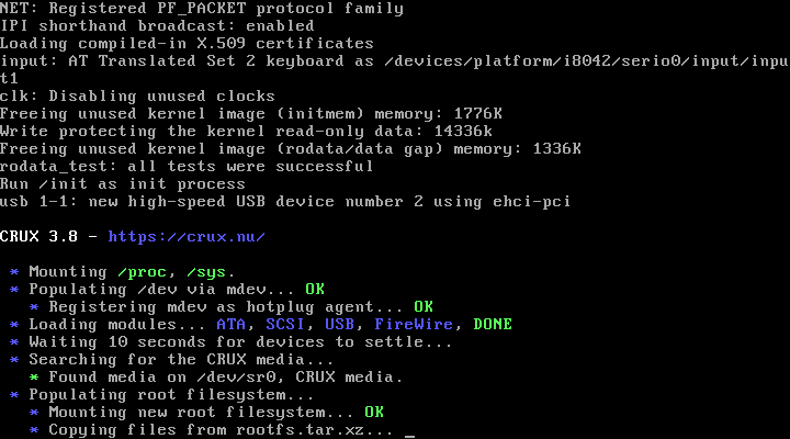 Proses boot CRUX 3.8 mencari media instalasi di /dev/sr0, memasang root filesystem, dan mulai menyalin berkas dari rootfs.tar.xz ke sistem sementara