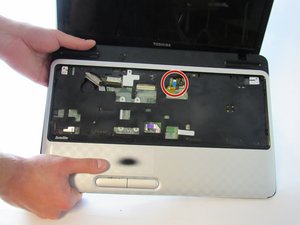 Langkah 3 — Lepaskan Kabel Keyboard