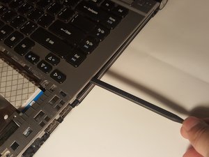 Langkah 4 — Pisahkan Keyboard dari Laptop