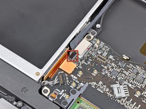 Langkah 4 — Menghilangkan Retainer Kabel Kamera