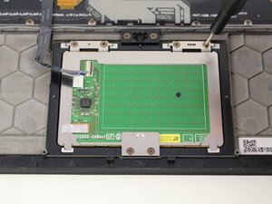Langkah 3 — Melepas sekrup trackpad
