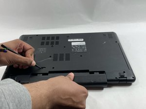 Langkah 3 — Angkat Baterai dan Buka Panel