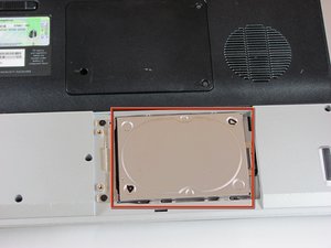 Langkah 3 — Buka Tutup Hard Drive dan Akses Komponen