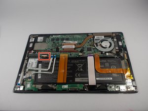 Langkah 3 — Lepaskan Kabel LCD dan I/O