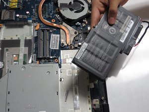 Langkah 5 — Angkat Baterai dari Laptop
